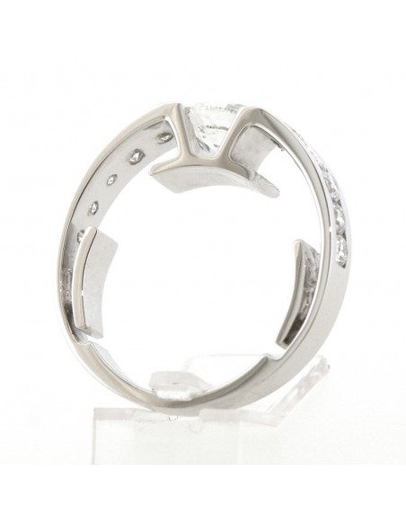 Bague or et diamants Romy. Ultra moderne avec sa monture originale et son diamant ovale - or 18 carats