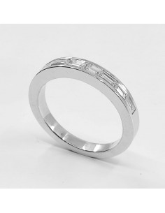 Alliance demi tour en or et diamants baguettes.