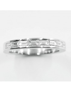 Alliance demi tour en or et diamants baguettes. 2