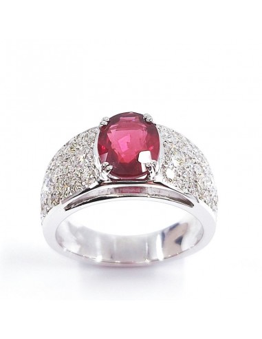 Bague rubis et diamants Volcan. Modèle large et bombé pavé de diamants avec un rubis ovale de 1,81 ct - or 18 carats