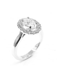Solitaire or et diamants Ninon. Modèle à entourage avec un diamant ovale - or 18 carats