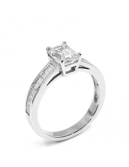 Solitaire or et diamants Eloise. Diamant central taille émeraude de 1,20 ct, accompagné de diamants baguette - or 18 carats