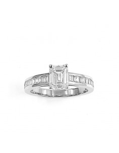 Solitaire or et diamants Eloise. Diamant central taille émeraude de 1,20 ct, accompagné de diamants baguette - or 18 carats 2