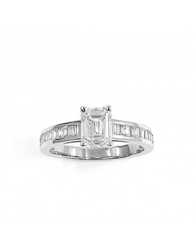 Solitaire or et diamants Eloise. Diamant central taille émeraude de 1,20 ct, accompagné de diamants baguette - or 18 carats