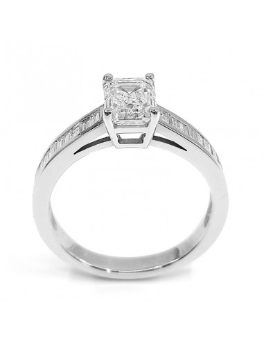 Solitaire or et diamants Eloise. Diamant central taille émeraude de 1,20 ct, accompagné de diamants baguette - or 18 carats