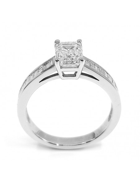 Solitaire or et diamants Eloise. Diamant central taille émeraude de 1,20 ct, accompagné de diamants baguette - or 18 carats