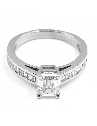 Solitaire or et diamants Eloise. Diamant central taille émeraude de 1,20 ct, accompagné de diamants baguette - or 18 carats