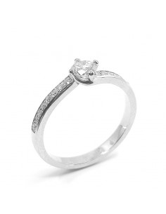 Solitaire or et diamants Tourbillon. Chaton torsadé avec un diamant de 0,28 ct et corps serti de diamants - or 18 carats