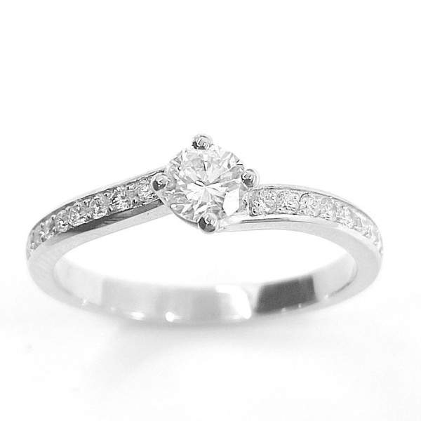 Solitaire or et diamants Tourbillon. Chaton torsadé avec un diamant de 0,28 ct et corps serti de diamants - or 18 carats