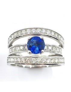 Bague saphir et diamants Claudia. Triple corps pavé de diamants et saphir rond central de 0,84 ct - or 18 carats