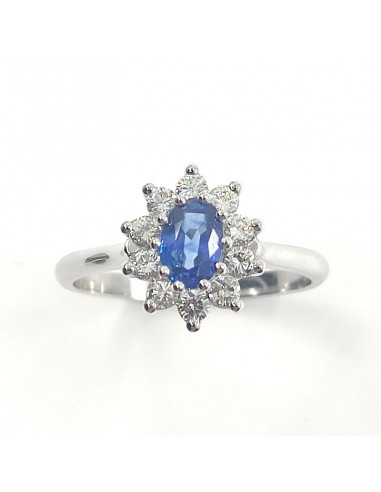 Bague saphir et diamants Naïa. Marguerite avec un saphir ovale de 0,63 ct et 0,40 ct de diamants - or 18 carats.