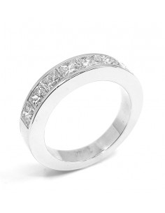 Alliance diamants Irene. Demi tour avec 7 diamants taille princesse en serti rail - or 18 carats.