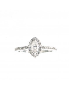 Solitaire avec entourage. Diamant central de taille navette de 0.24ct GVS. En or 18 carats.
