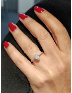Solitaire avec entourage. Diamant central de taille navette de 0.24ct GVS. En or 18 carats. 2