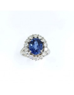 Bague saphir et diamants Hélène. Saphir de 3,93 ct avec entourage de 14 diamants - en or 18 carats.