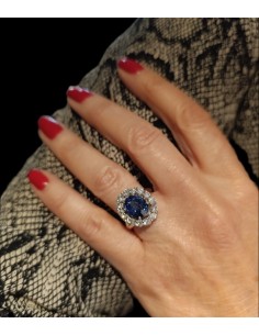 Bague saphir et diamants Hélène. Saphir de 3,93 ct avec entourage de 14 diamants - en or 18 carats. 2