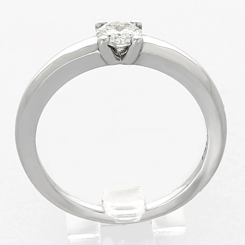 Solitaire or et diamant Anais. Corps bombé avec un diamant serti sur chaton 4 griffes - or 18 carats.