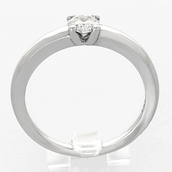 Solitaire or et diamant Anais. Corps bombé avec un diamant serti sur chaton 4 griffes - or 18 carats.