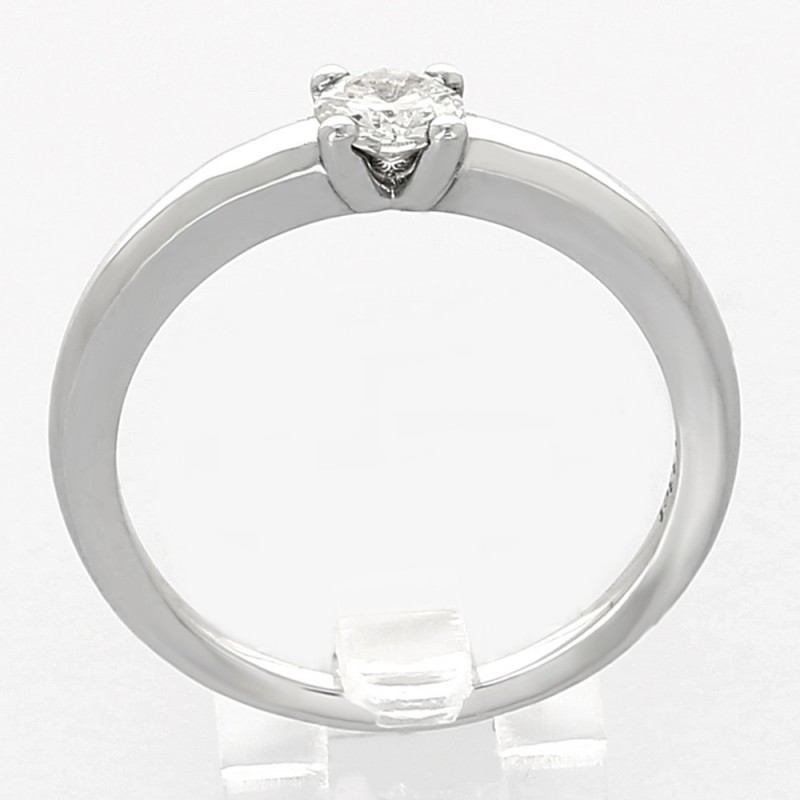 Solitaire or et diamant Anais. Corps bombé avec un diamant serti sur chaton 4 griffes - or 18 carats.